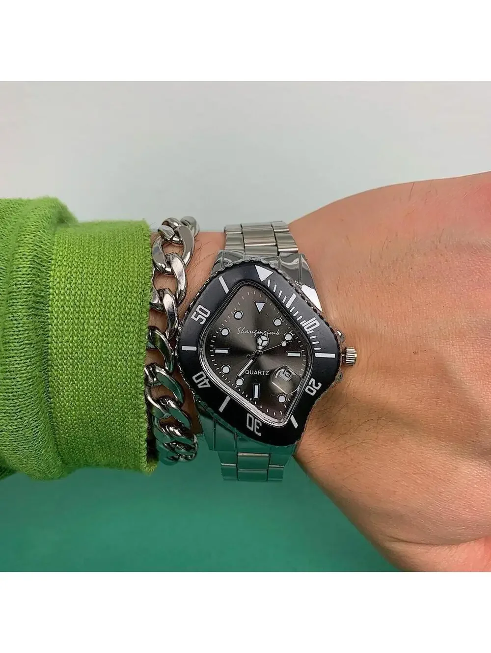 Classy essential minimalist stainless steel futuristic black watch